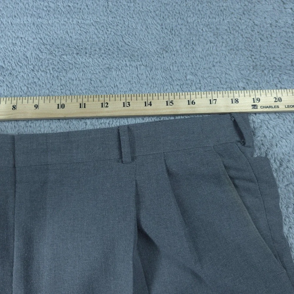 Levi's Travelers Dress Pants Mens 36x31 Gray Pleated Microfiber Slacks